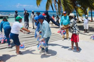 Plan Social de la Presidencia lleva comida a 120 familias de Isla Saona