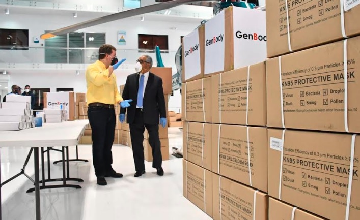 Gonzalo dona insumos para médicos, militares y policías de la RD imagen