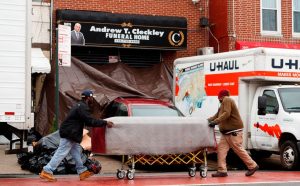 Alcalde llama “abominable” hallazgo  de cadáveres en camiones Brooklyn