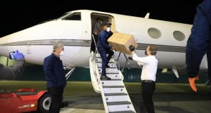 Llega avión con insumos sanitarios prometidos por Gonzalo Castillo