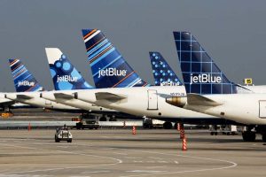 EEUU: JetBlue impone el uso de mascarillas obligatorio a pasajeros