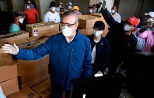 SANTIAGO: Luis Abinader entrega alimentos en zona sur barrio Pekín