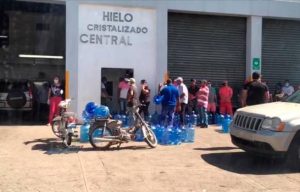 Reportan escasez agua en botellón en colmados y supermercados Reportan escasez agua en botellón en colmados y supermercados