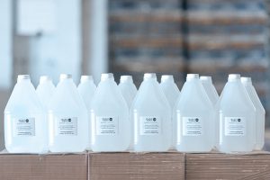 Hospitales comienzan a recibir alcohol dona la Casa Brugal