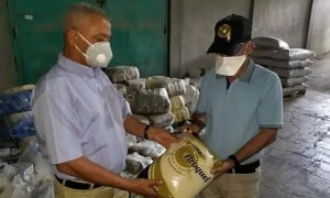 Empresario de Navarrete dona 100 mil libras de arroz a familias pobres