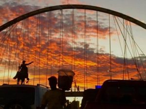 El atardecer llena de vida las azoteas dominicanas en pleno toque de queda