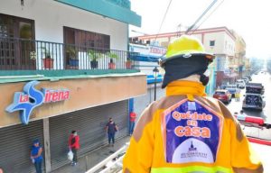 Tras la amenaza de ser mojados, en Santiago ya hacen filas sin pegarse