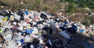 Boca Chica llena de basura por retiro de compañía recolectora