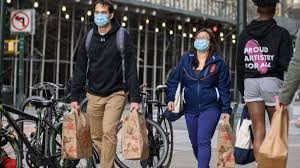 Cuomo ordena uso de mascarillas en público mientras aumentan muertes