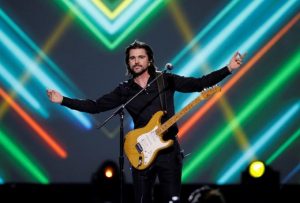 Juanes representa a la música latina en homenaje a Prince por la CBS