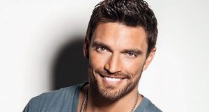 Julián Gil graba reggaeton titulado “Ok! Me Quedo en Casa”