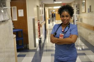 Asambleísta de origen dominicano retoma su carrera como enfermera