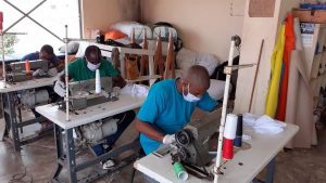 Reclusos dominicanos confeccionan mascarillas en medio de la Covid-19