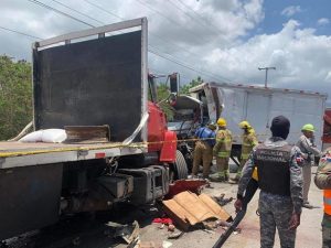 AZUA: Cuatro hombres mueren tras accidente de dos vehículos pesados