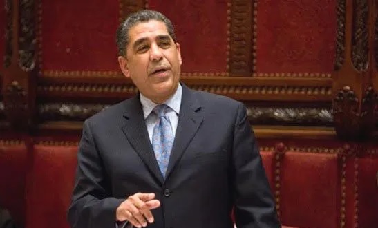 Adriano Espaillat critica orden Trump prohíbe la emisión de «green cards» imagen