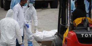 Muertos por coronavirus saturan los hospitales y morgues en Nueva York