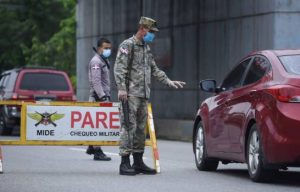 Retenes con policias y militares controlan entradas ciudad de Santiago