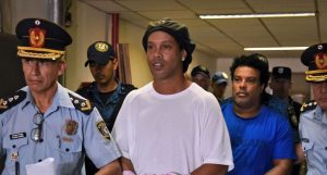 Conceden arresto domiciliario al exfutbolista brasileño Ronaldinho