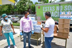 SAN CRISTOBAL: Senador entrega medicamentos a hospital de Cambita