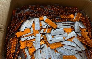 Desmantelan laboratorio clandestino de medicamentos en Santiago