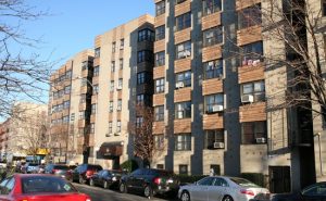 Alcalde ordena congelar las rentas para un millón de inquilinos