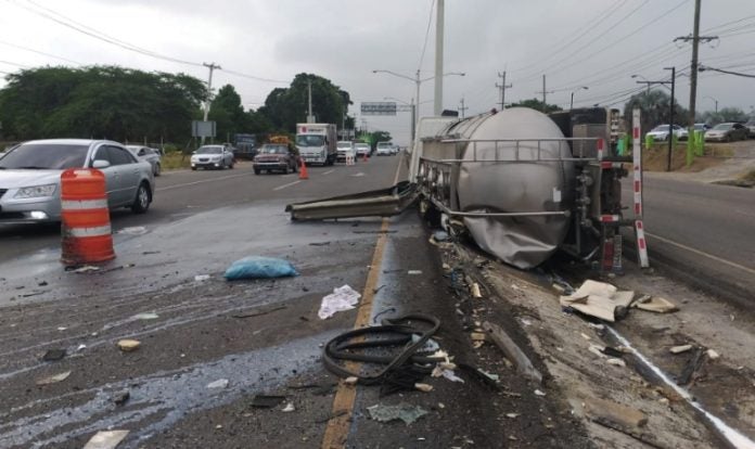 Mujer muere en accidente de camión imagen