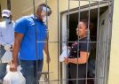 Jandy Ventura entrega raciones alimenticias en el Distrito Nacional