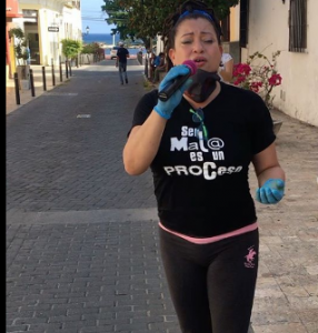 Diomary La Mala sale a cantar a la calle para animar a la gente
