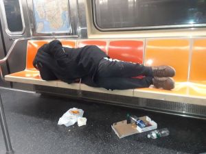 Hallan dos desamparados muertos en vagones del metro de Nueva York imagen
