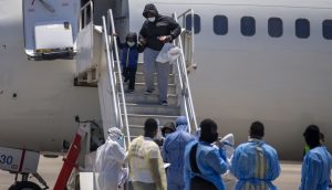 Arriban haitianos deportados de EE.UU., pese a alza de Covid-19