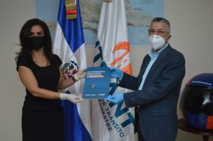 Directora del INTRANT presenta planes solución movilidad a alcalde de SDE