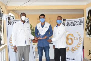 Escogen a Mía Liberato mejor atleta de voleibol en provincia Santo Domingo