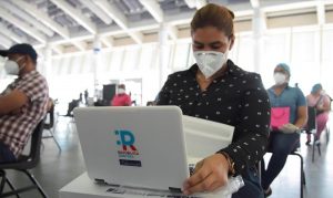 Gobierno dona 300 mil computadoras a docentes y estudiantes de la RD