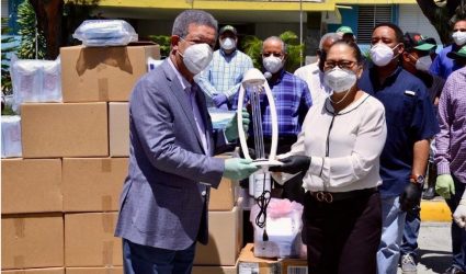Leonel dona ventilador y mascarillas a hospitales de Ocoa y Azua
