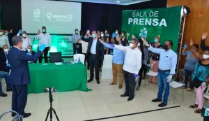 Leonel juramenta transportistas y a dirigentes PLD y PRD de Barahona  