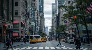 NY tiene repunte en fallecidos por COVID pero apuntala su reapertura