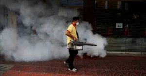 OMS advierte es «peligroso y poco eficaz» rociar calles contra COVID-19