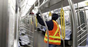 Metro de NY instalará mamparas con luz ultravioleta para matar COVID-19