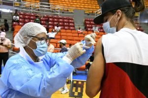 Vacunan contra la influenza a un grupo basquetbolistas de Santiago