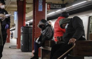 En Nueva York habilitan buses para que duerman las personas sin hogar