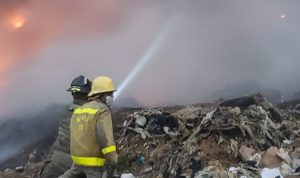 Ejército refuerza labores para mitigar incendio en el vertedero de Duquesa