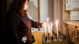 Feligreses hispanos se unen en dolor por muerte de más de 100 Feligreses hispanos se unen en dolor por muerte de más de 100