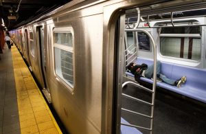 NY refuerza ayuda a los «sin techo» tras hallazgo 2 muertos en el Metro