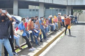 SANTIAGO: Tras reapertura hay 
movimiento en oficinas y tiendas