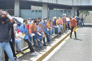 SANTIAGO: Tras reapertura hay
movimiento en oficinas y tiendas SANTIAGO: Tras reapertura hay
movimiento en oficinas y tiendas