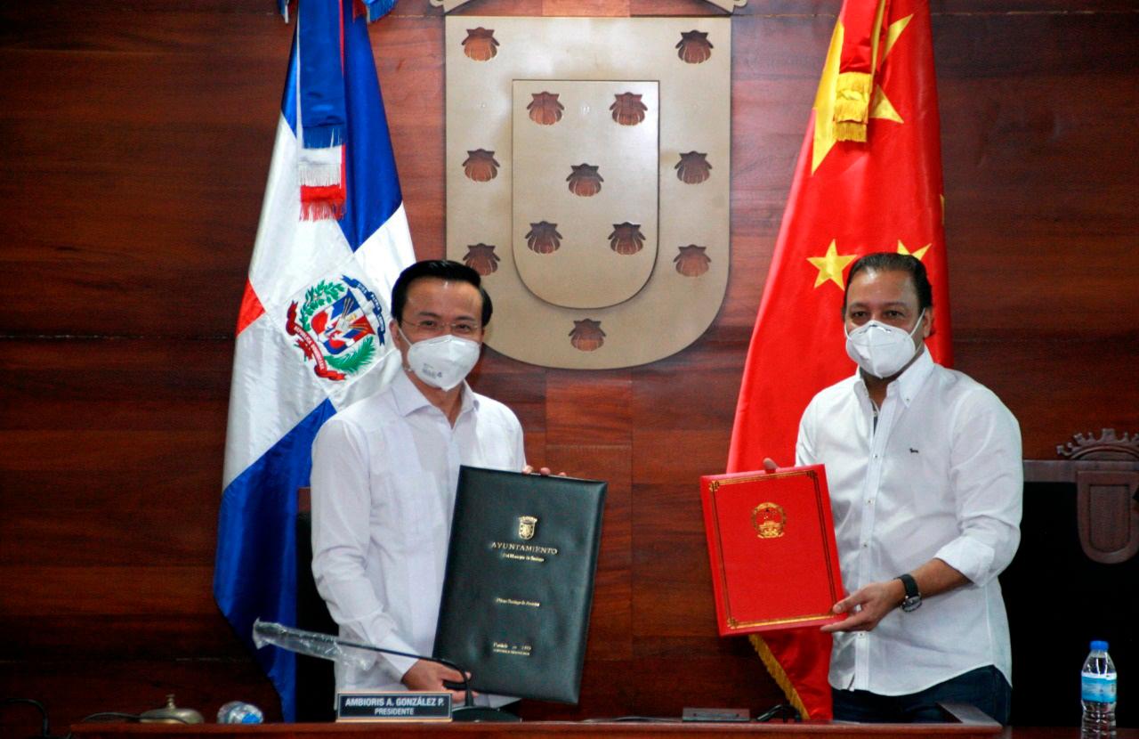 Embajada China dona recursos contra coronavirus en Santiago imagen