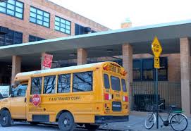 NY cierra escuelas por resto del año; muertes alcanzan un nuevo mínimo