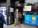 Unidos por la incertidumbre y la pandemia en la cola por alimentos