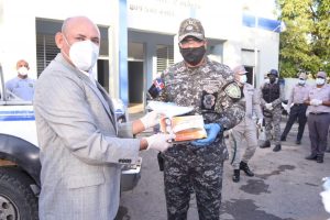 Aspirante diputado de SDN entrega kits de protección agentes de PN