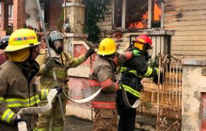 Un incendio destruye tres viviendas en el sector Bella Vista, de Santiago